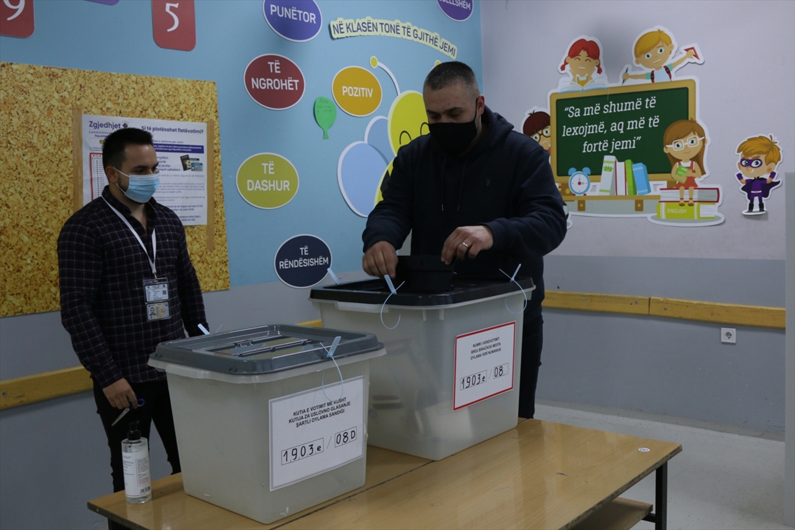 Počeli izbori na Kosovu. Aljbin Kurti favorit - slika 3